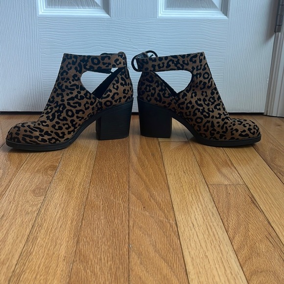 Mix‎ No. 6 Leopard Print Cutout Ankle Booties Chunky Heel Fashion Boots size 7 - Picture 1 of 3